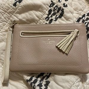 Kate Spade wristlet. 100% leather. Great condition. Pink clutch with gold tone.